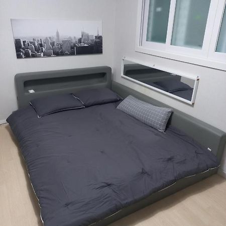 Newly Renovated 2 Bedroom Apartment #7 Сеул Экстерьер фото