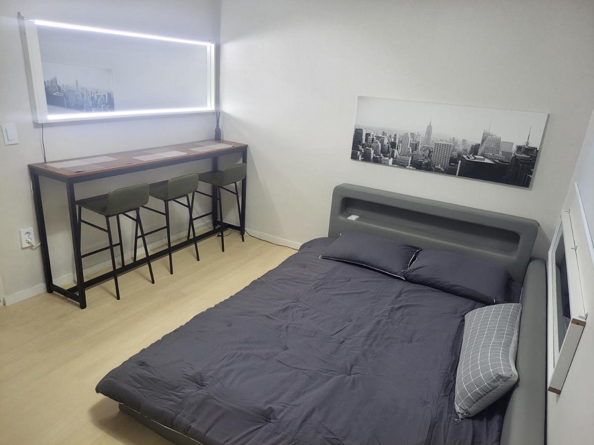 Newly Renovated 2 Bedroom Apartment #7 Сеул Экстерьер фото