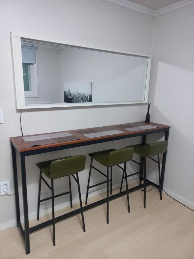 Newly Renovated 2 Bedroom Apartment #7 Сеул Экстерьер фото