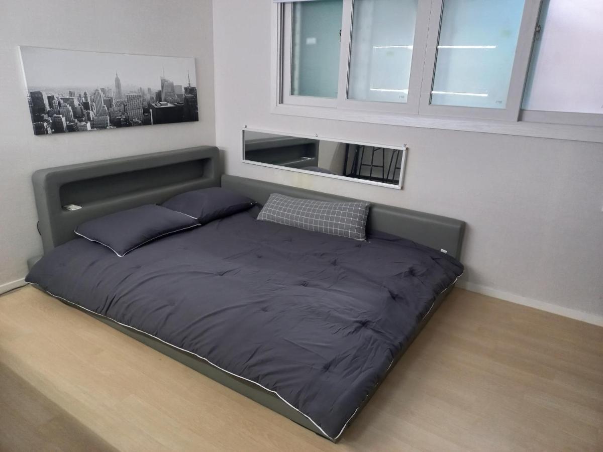 Newly Renovated 2 Bedroom Apartment #7 Сеул Экстерьер фото