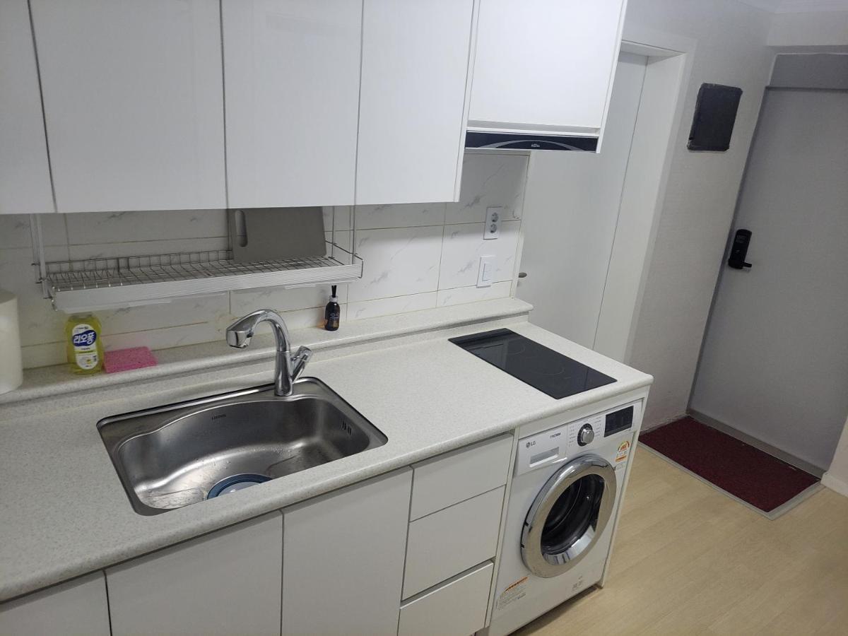 Newly Renovated 2 Bedroom Apartment #7 Сеул Экстерьер фото