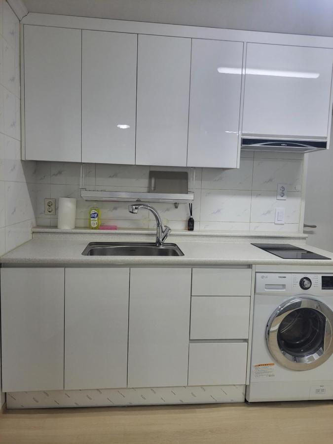 Newly Renovated 2 Bedroom Apartment #7 Сеул Экстерьер фото